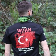 Önce Vatan Bayrak Baskılı Tişört Siyah