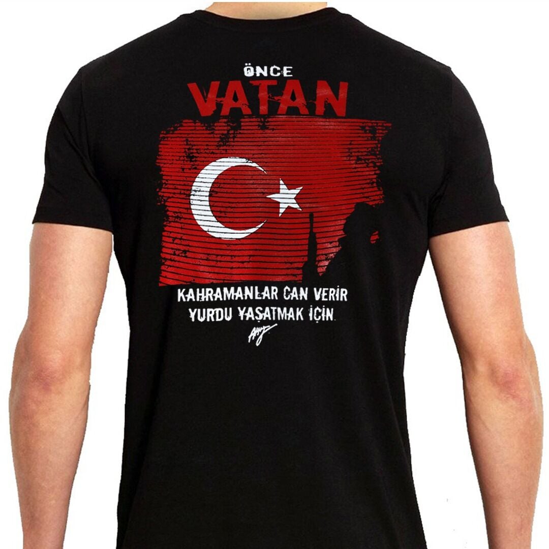 Önce Vatan Bayrak Baskılı Tişört Siyah